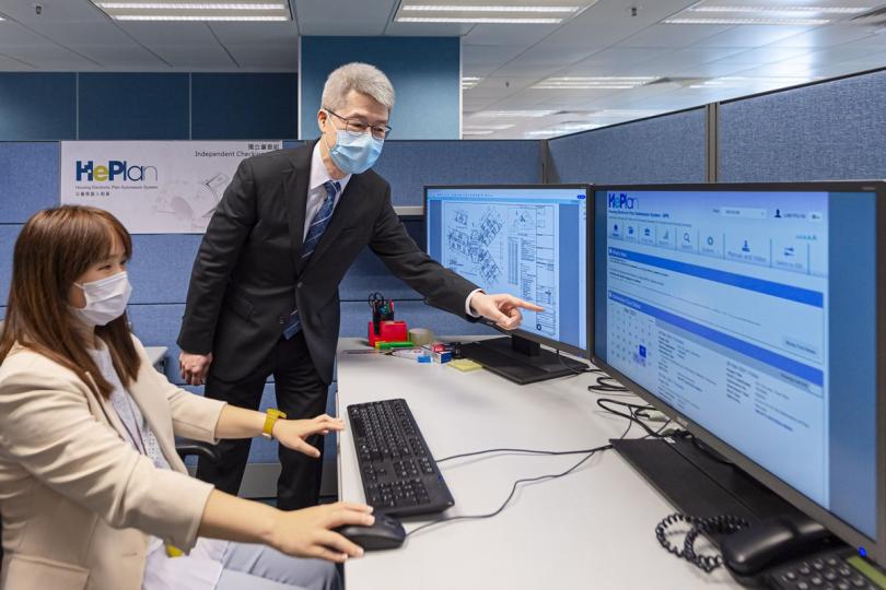 提升效率:  蔡惠棠（右）指，「公營房屋入則易」電子系統令獨立審查組得以在疫情下如期完成審批入則申請，保持服務承諾。