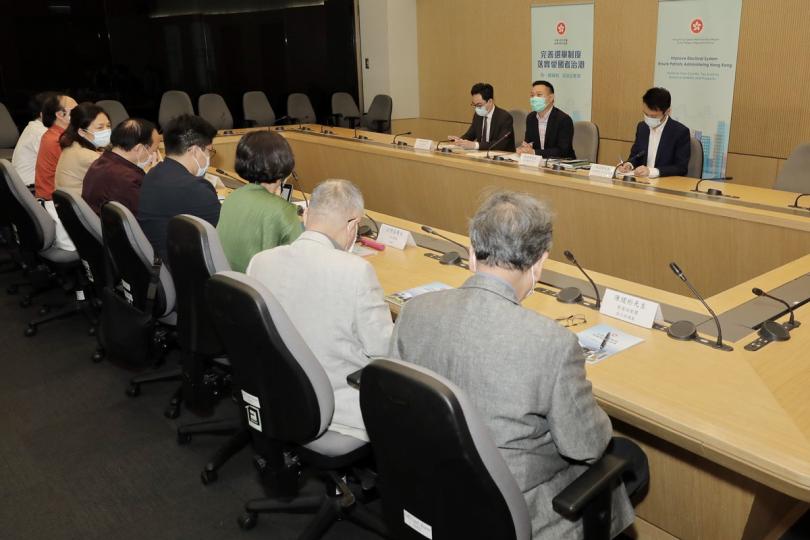 爭取支持:  徐英偉（後排中）在解說會上向體育界和文化界人士說明完善香港選舉制度的必要性和迫切性。