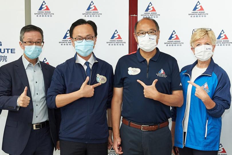 保障健康:  聶德權（左二）到訪體院支持疫苗接種計劃。