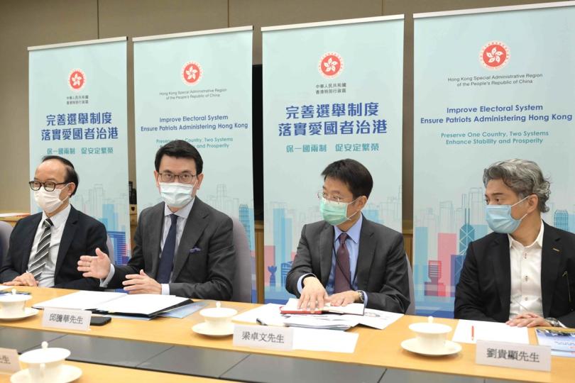 可保繁榮:  邱騰華（左二）向廣播、電影、音樂、演藝界等代表解說，完善選舉制度讓特區可集中精力處理經濟、民生等事項。