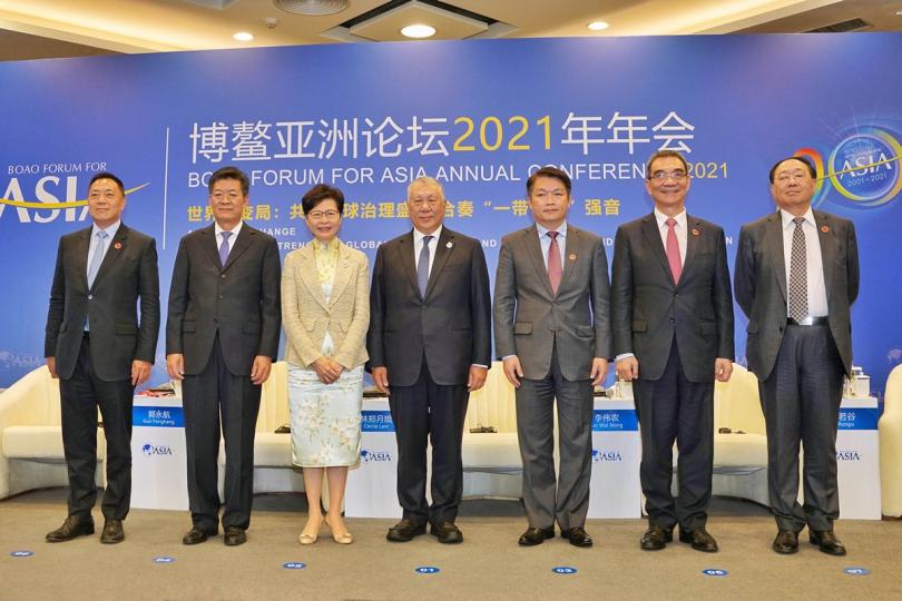 濟濟一堂:  林鄭月娥（左三）與珠海市委書記郭永航（左二）、全國政協副主席何厚鏵（中）、澳門經濟財政司司長李偉農（右三）等在「城市群帶動發展：以粵港澳大灣區為例」分論壇合照。