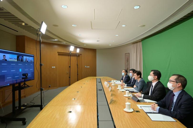 勝人一籌:  林鄭月娥（右三）在網上研討會向日本企業家和商界人士重點介紹香港穩健的根基和在「一國兩制」下的獨特優勢。