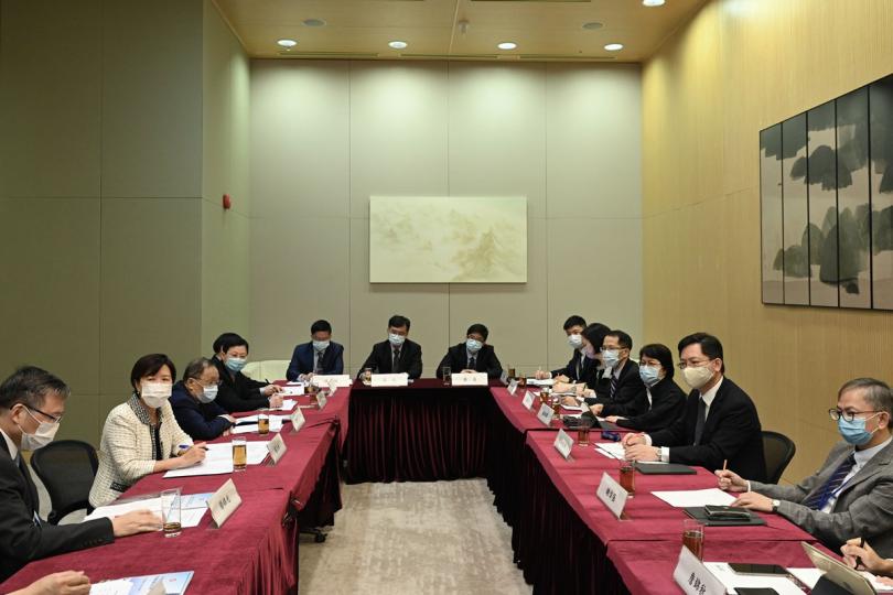 貢獻國家:  薛永恒（右二）與粵港澳大灣區院士聯盟發起人會面，期望透過聯盟的力量凝聚頂尖科研人才，為建設國際創新科技中心出謀獻策。