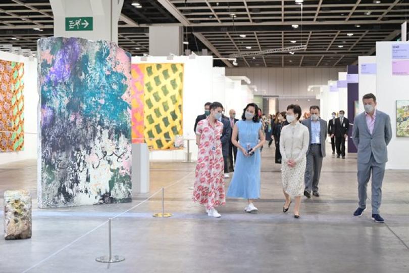 林鄭月娥參觀巴塞爾藝術展