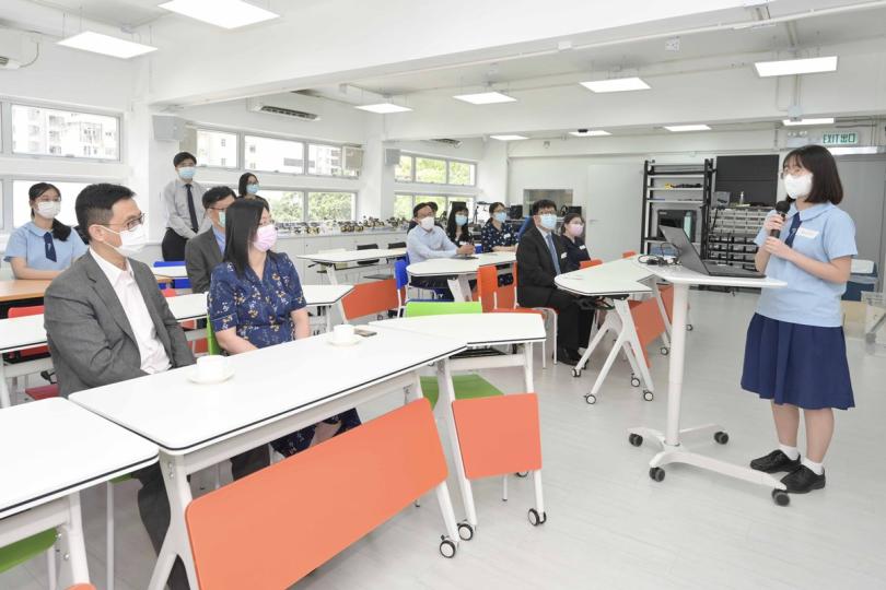 分享交流:  楊潤雄（前排左一）探訪嘉諾撒培德書院，視察學校的防疫措施，並聽取學生分享參與公民教育活動的得着。