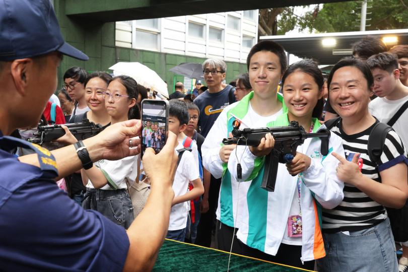積極參與:  市民參觀室外靶場。