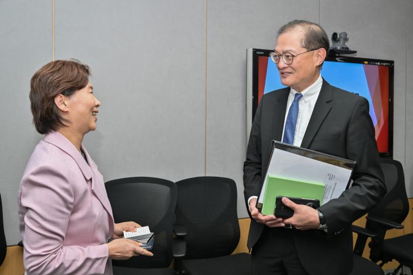 深入交流:  盧寵茂（右）與郭子平會面。