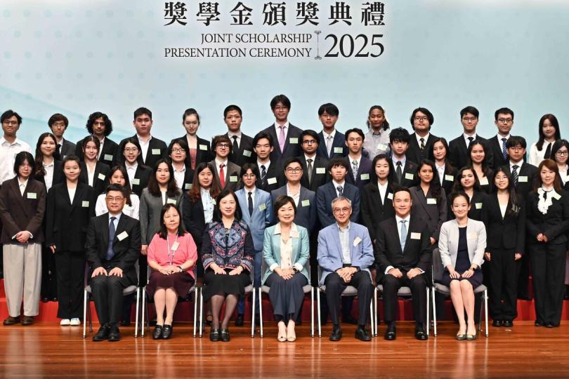 出類拔萃:  蔡若蓮（前排中）出席2025年度香港特別行政區政府獎學基金和自資專上教育基金獎學金頒獎典禮。