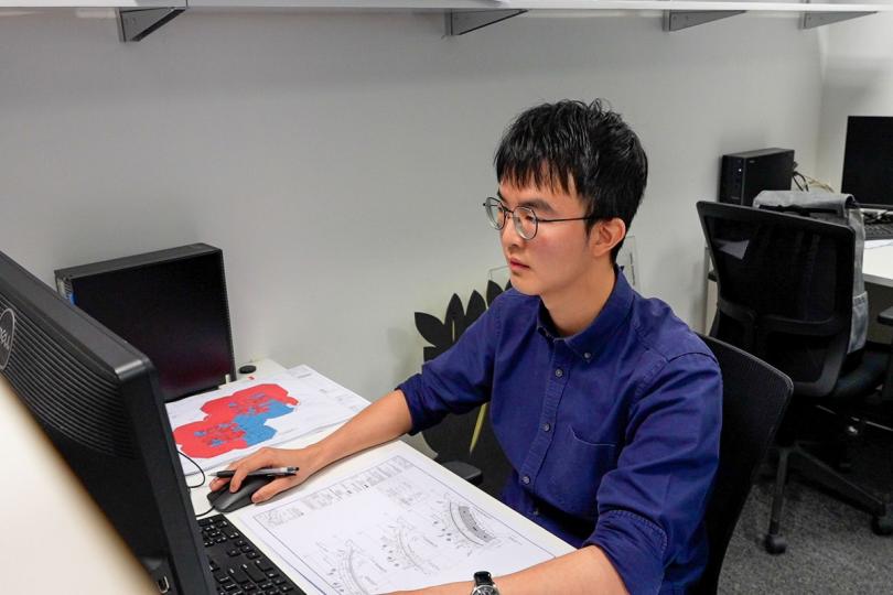 有助就業:  建築設計事務所僱員Ronald表示，建造業專業學位課程畢業生在職培訓津貼計劃有助新畢業學員盡快找到工作。