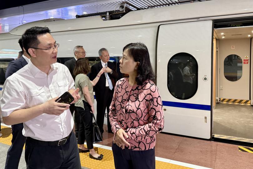 觀摩取法:  陳美寶（右）在重慶北站視察高鐵快運專列的運作。