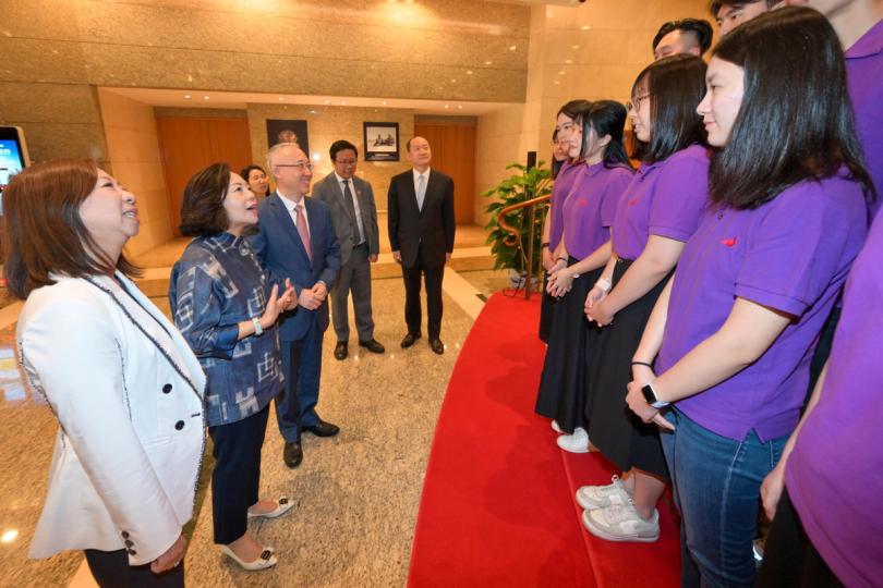 擴闊視野:  李永勝（前排左三）與青年義務實習生交流。旁為麥美娟（前排左二）。