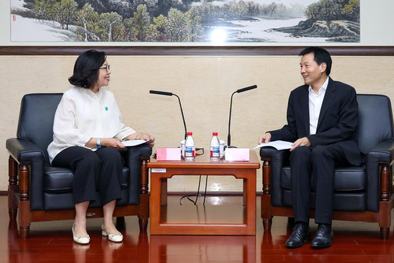 匯報工作:  麥美娟（左）與徐啟方會面。