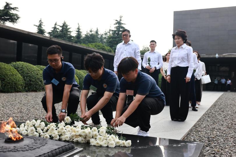 銘記歷史:  鄧炳強（後排左）帶領研學團到訪侵華日軍南京大屠殺遇難同胞紀念館，並參與祭拜儀式。