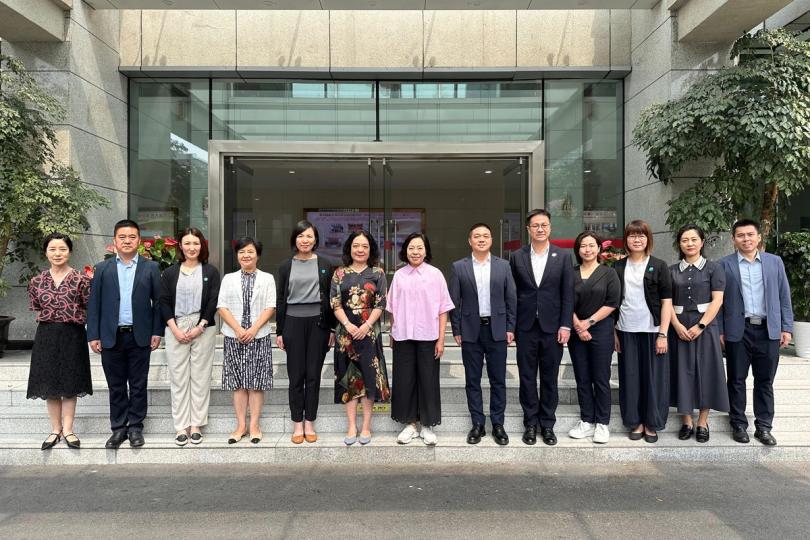 交流:  麥美娟（中）拜訪張濤（左六）。