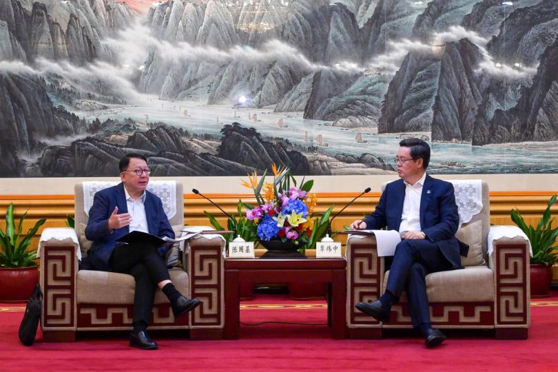 加強協調:  陳國基（左）與覃偉中會面。