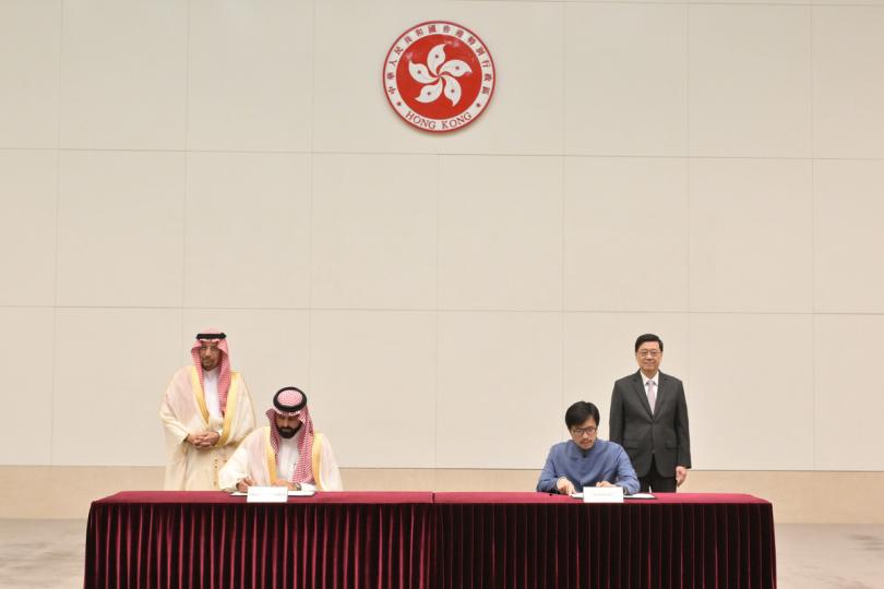 加強合作:  李家超（後排右）和Khalid Al-Falih（後排左）見證香港與沙特阿拉伯簽署「一帶一路」合作諒解備忘錄。