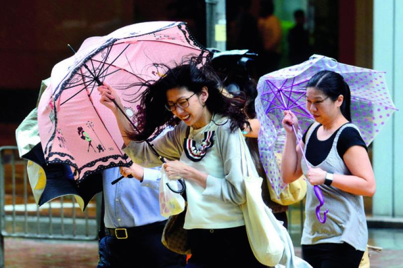 颱風塔巴襲港12人傷