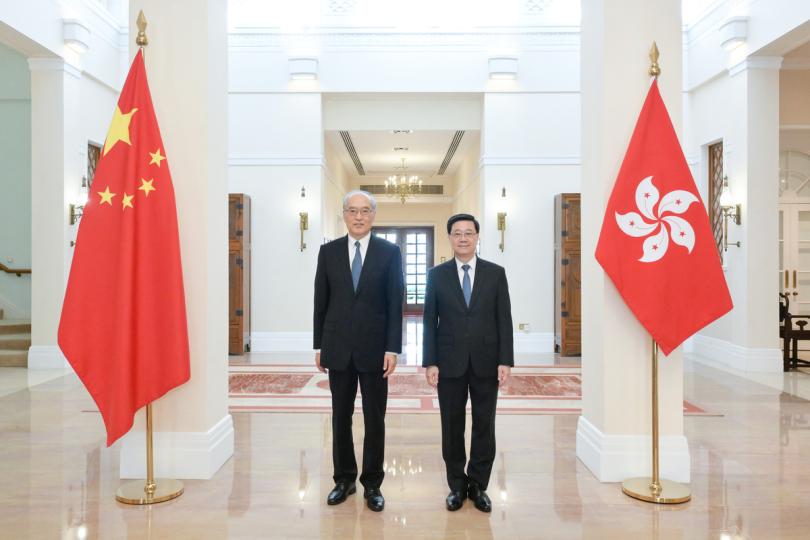 會晤:  李家超（右）在禮賓府與張軍會面。