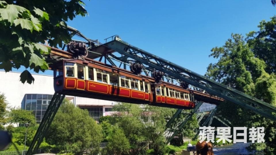 德國小城空中列車 似過山車有離心力？4