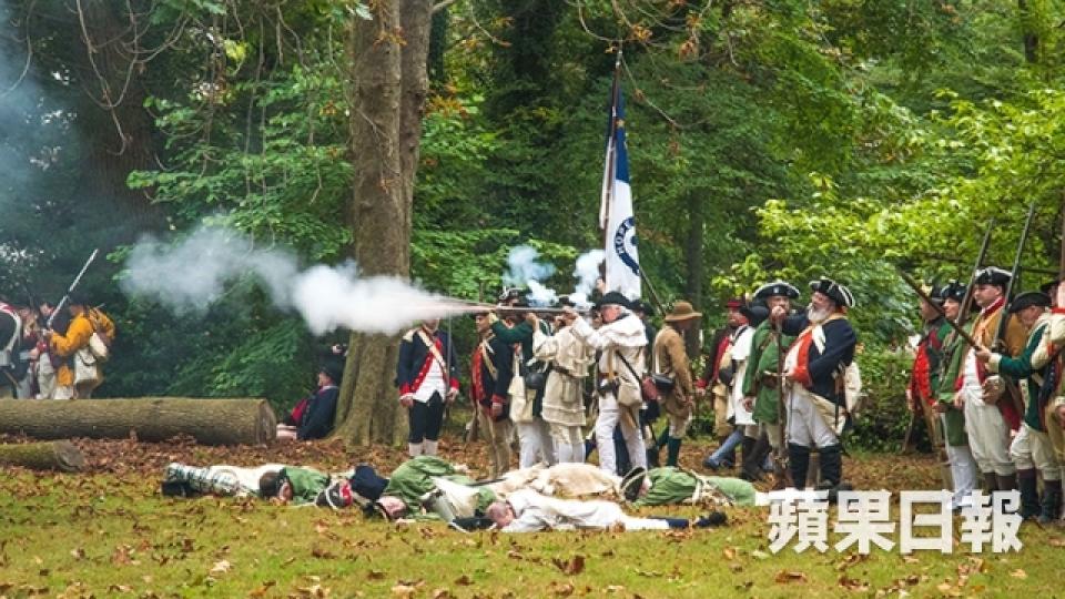 另類戰爭紀念日 美國人軍裝陀槍重演戰爭場面4
